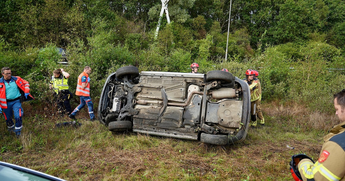 Auto crasht in bocht van A27 en slaat over de kop; geen spoor van bestuurder