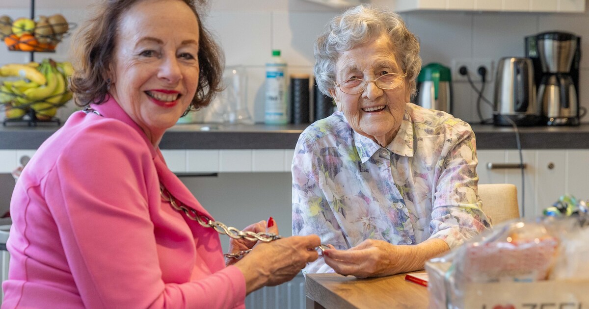 Burgemeester bezoekt mevrouw Marcusse op haar 101ste verjaardag: ‘Wat is dit allemaal leuk geregeld 