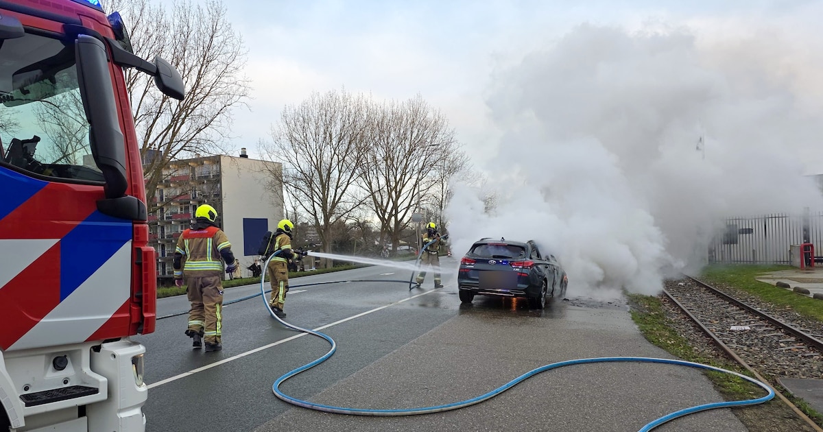 Voorkant van auto uitgebrand op de Lindtsedijk in Zwijndrecht