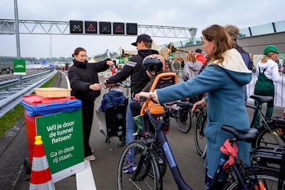Duizenden bezoekers vieren dat nieuw stukje snelweg bijna open kan: ‘Dit gaat heel veel tijd schelen’