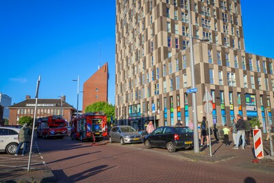 Flatgebouw aan de Sint-Jobsweg in Rotterdam vol met rook door brandende bankstel en kast