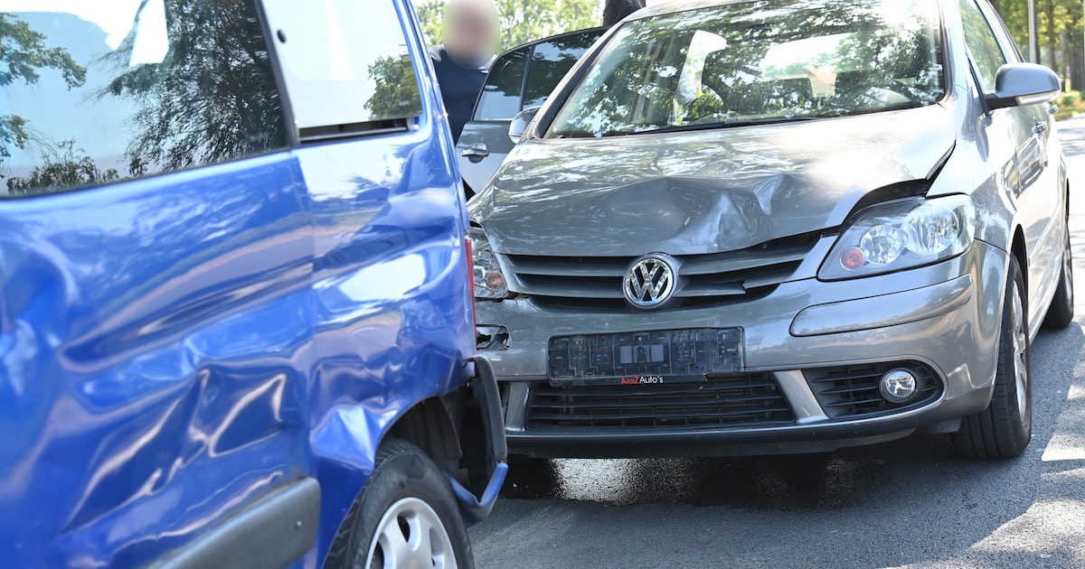 Botsing met drie auto’s op N263 bij Rijsbergen zorgt voor flinke schade