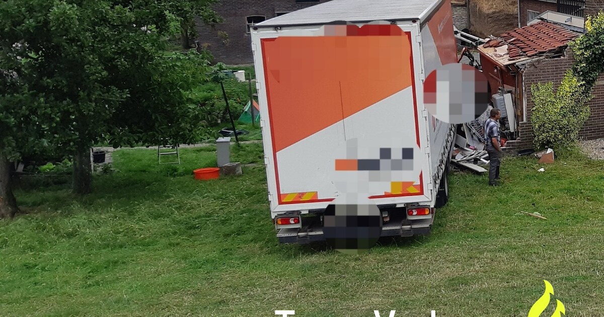 Vrachtwagen rijdt van dijk bij Streefkerk, chauffeur gereanimeerd