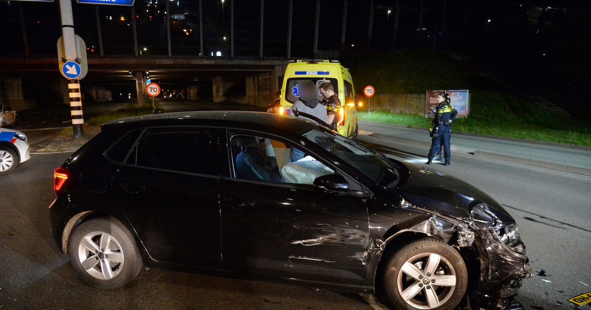 Twee auto’s zwaar beschadigd bij botsing op kruispunt in Breda