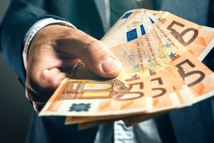 Het geld is bedoeld voor inwoners, ondernemers en maatschappelijke instellingen die door de coronacrisis in de knel raken.