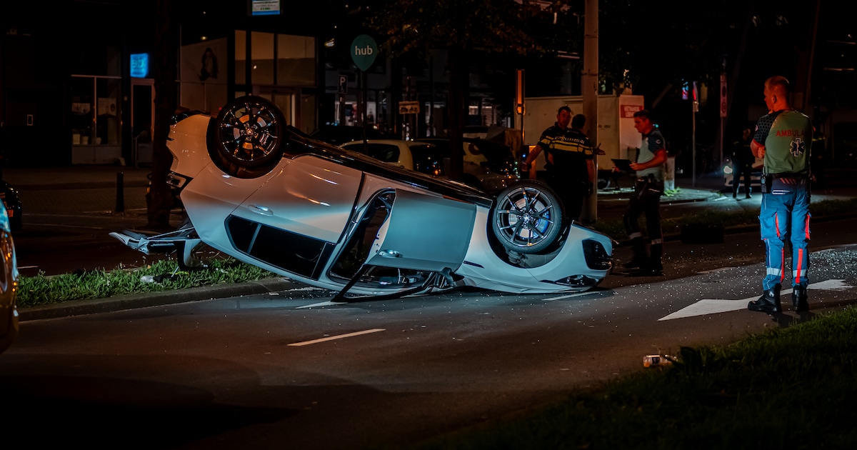 Auto botst tegen tramhalte en vliegt over kop in Rotterdam