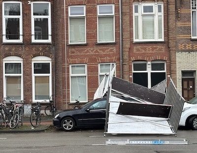 Steiger waait om en komt op auto terecht in Breda