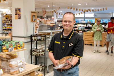 Vakkenvuller Rolf (57) neemt afscheid na 25 jaar: ‘Bedankt dat je altijd mijn flessen tilde’