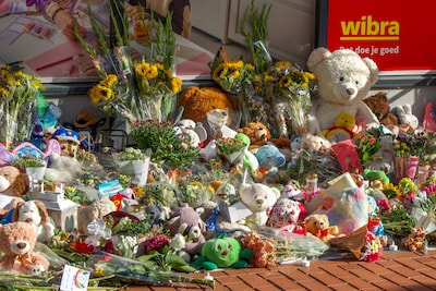 ‘Rust zacht, lieve Hugo’: bloemenzee groeit op plek waar jongetje omkwam in Leeuwarden