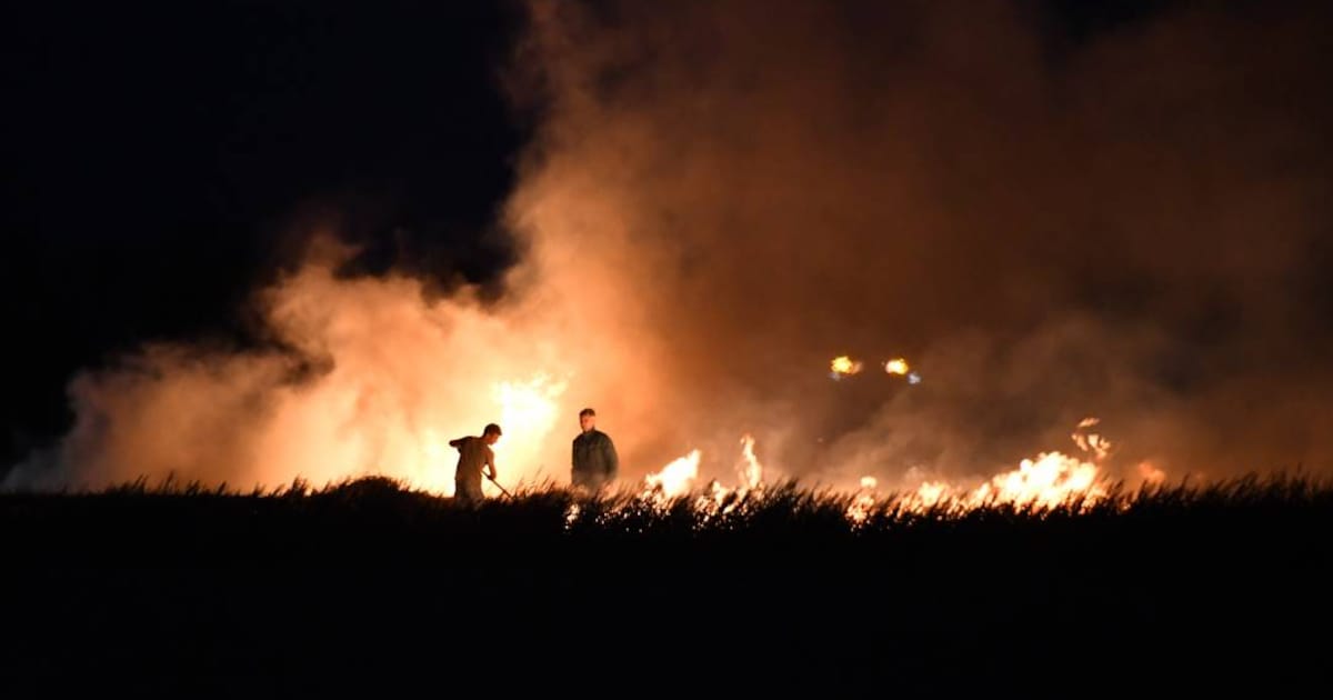 Grote brand op akker bij Westkapelle, verdere verspreiding van vlammen voorkomen