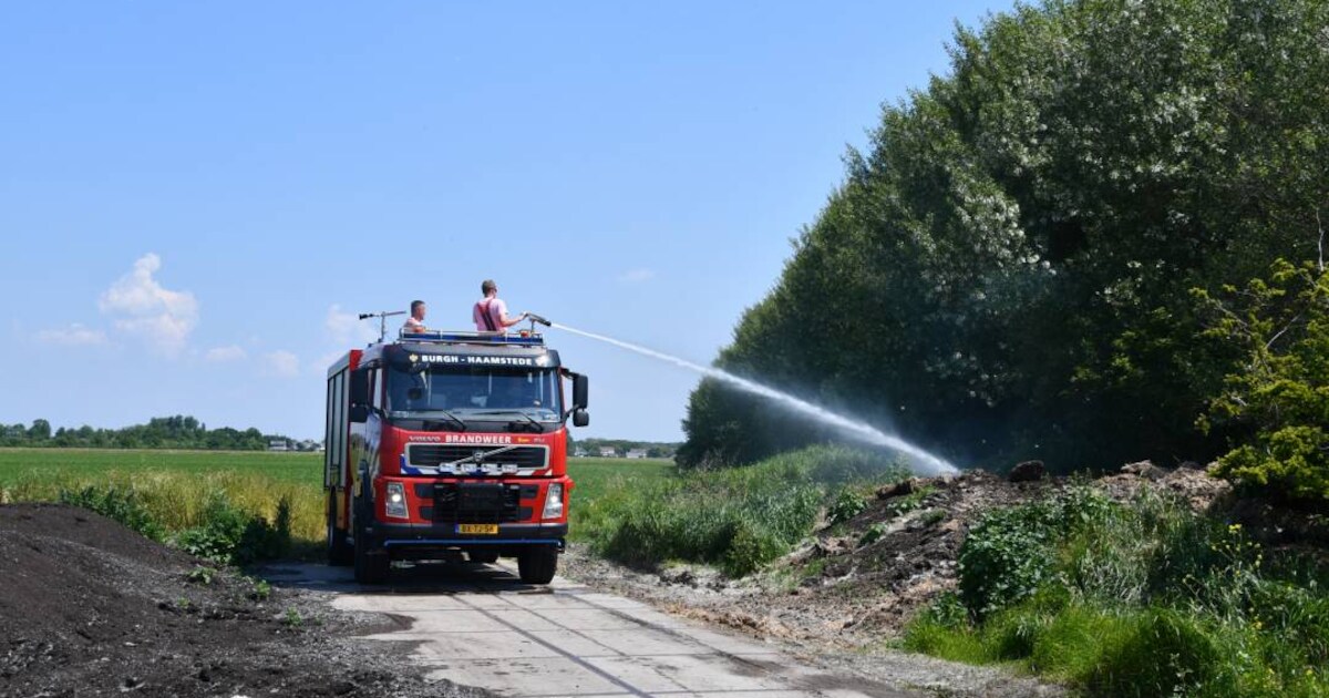 Brand in berm, weiland en schuur rondom het bedrijf Eco Elenbaas in Ellemeet