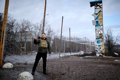 https://images.bndestem.nl/YzQyYjA4ODA4NWFlZTc2OTI2ZjAvZGlvLzI2NjYzNTk4Mi9maXQtd2lkdGgvNDAw/ukraine-s-president-volodymyr-zelenskiy-self-records-a-video-in-front-of-a-sign-that-reads-kupiansk-amid-russia-s-attack-on-ukraine-in-the-frontline-town-of-kupiansk-kharkiv-region-ukraine-december-12-2025-ukrainian-presidential-press-service-handout-via-reuters-attention-editors-this-image-has-been-supplied-by-a-third-party-best-quality-available