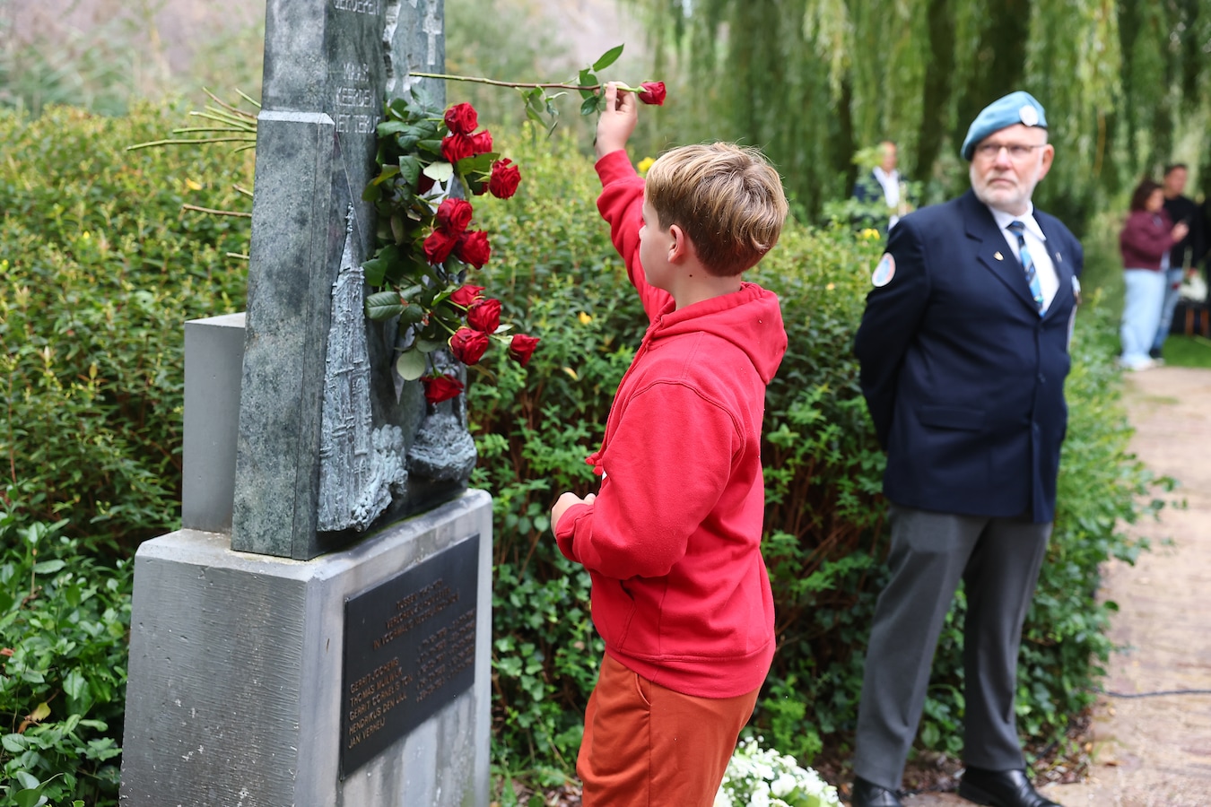 De symbolische breuk wordt gevuld met rode rozen.