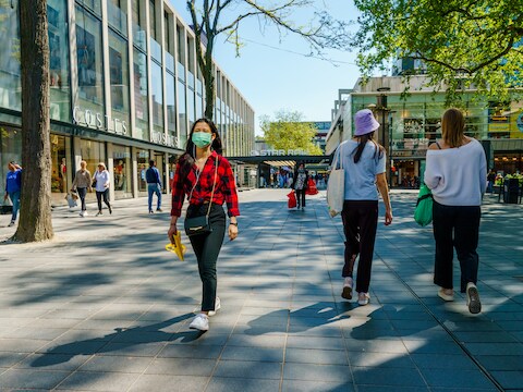 Winkelend publiek op de Rotterdamse Lijnbaan.