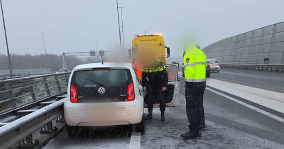 Man ‘parkeert’ auto tegen vangrail op A58 bij Breda: rijdt zonder rijbewijs én onder invloed