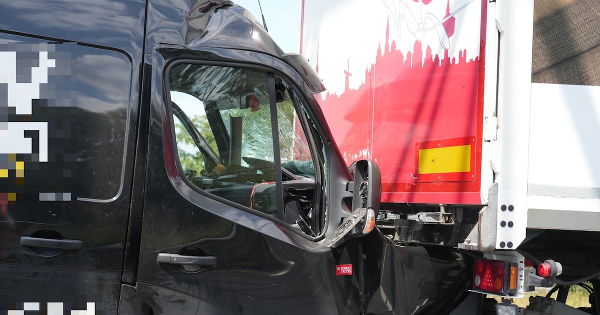 Zwaargewonde bij botsing tussen busje en vrachtwagen op A59 bij Hooipolder, rijbaan weer vrij