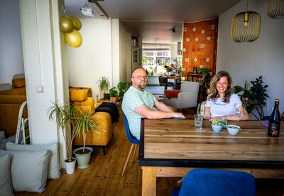 Ze hebben geen relatie, maar Liesanne en Wim kochten wel samen een huis: 'Leven als een stel'