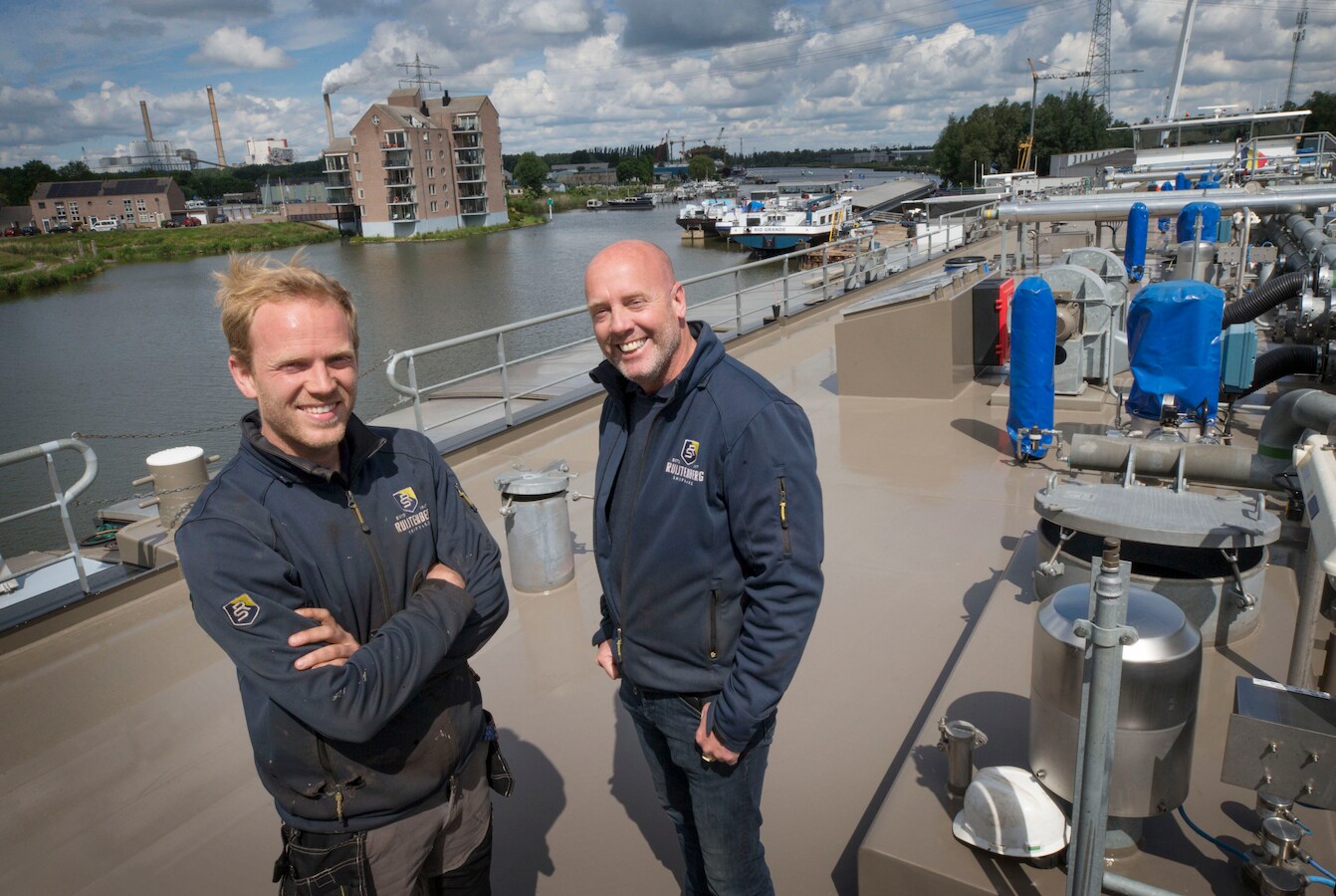 Jordy Buijks (l) en Léon Bons van Ruijtenberg Shipyard in Raamsdonksveer in 2022.