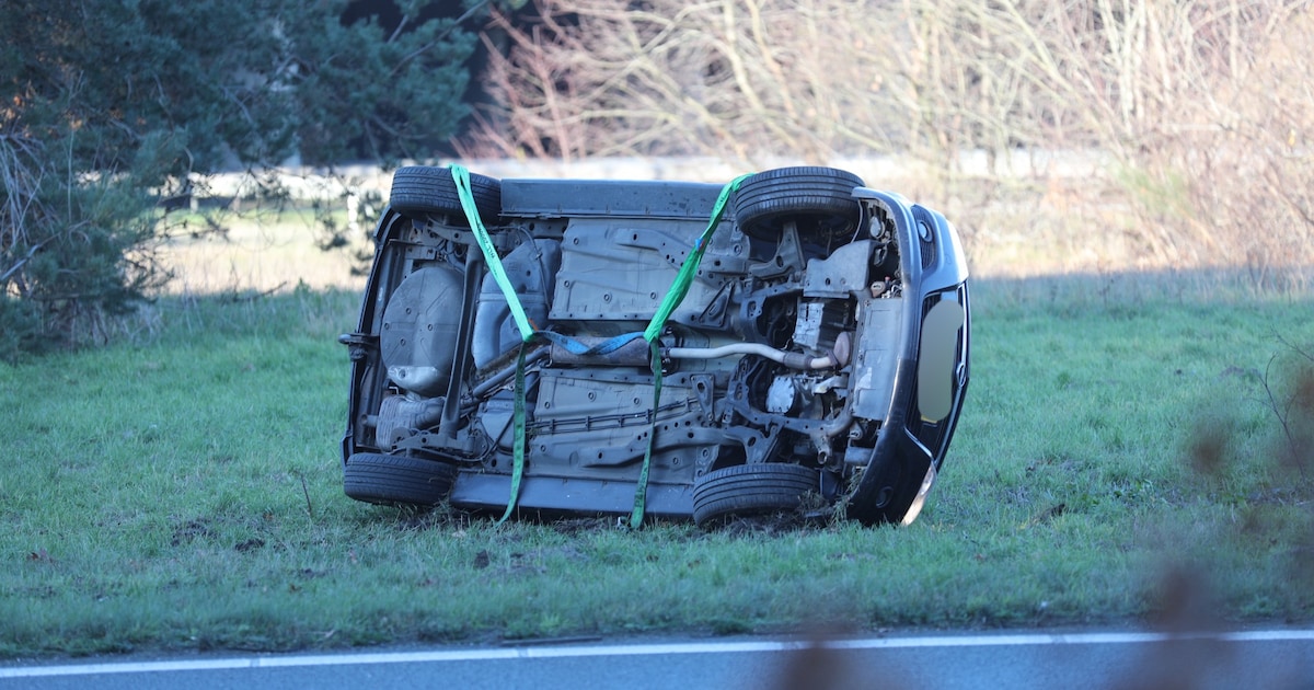 Auto belandt op zijkant op A4 bij Bergen op Zoom