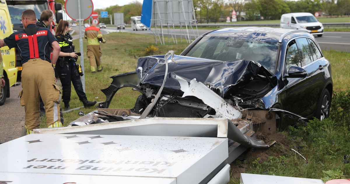 Auto rijdt bewegwijzering en prijsbord omver bij tankstation langs A58 bij Zegge, bestuurster gewond