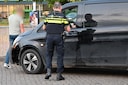 Een agent bij het busje. 