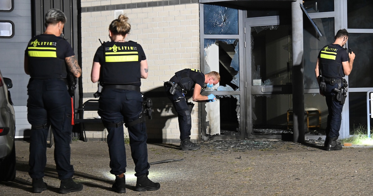 Explosie bij bedrijfspand in Breda, op beelden is te zien dat iemand iets gooit: ‘Echt, waarom doe j