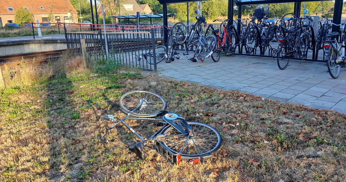 Fietsen vernield op station van Vierlingsbeek