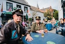 Chris en Saskia Oudshoorn op het terras voor café Pub Victory.