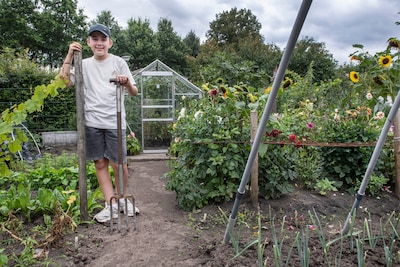 Rowan is 13 en runt zijn eigen volkstuin: ‘Alles biologisch én zelfgemaakt’