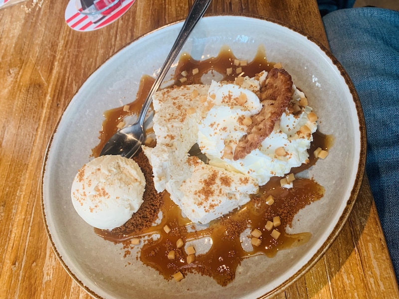 Bastogneparfait met ijs slagroom en caramelsaus.