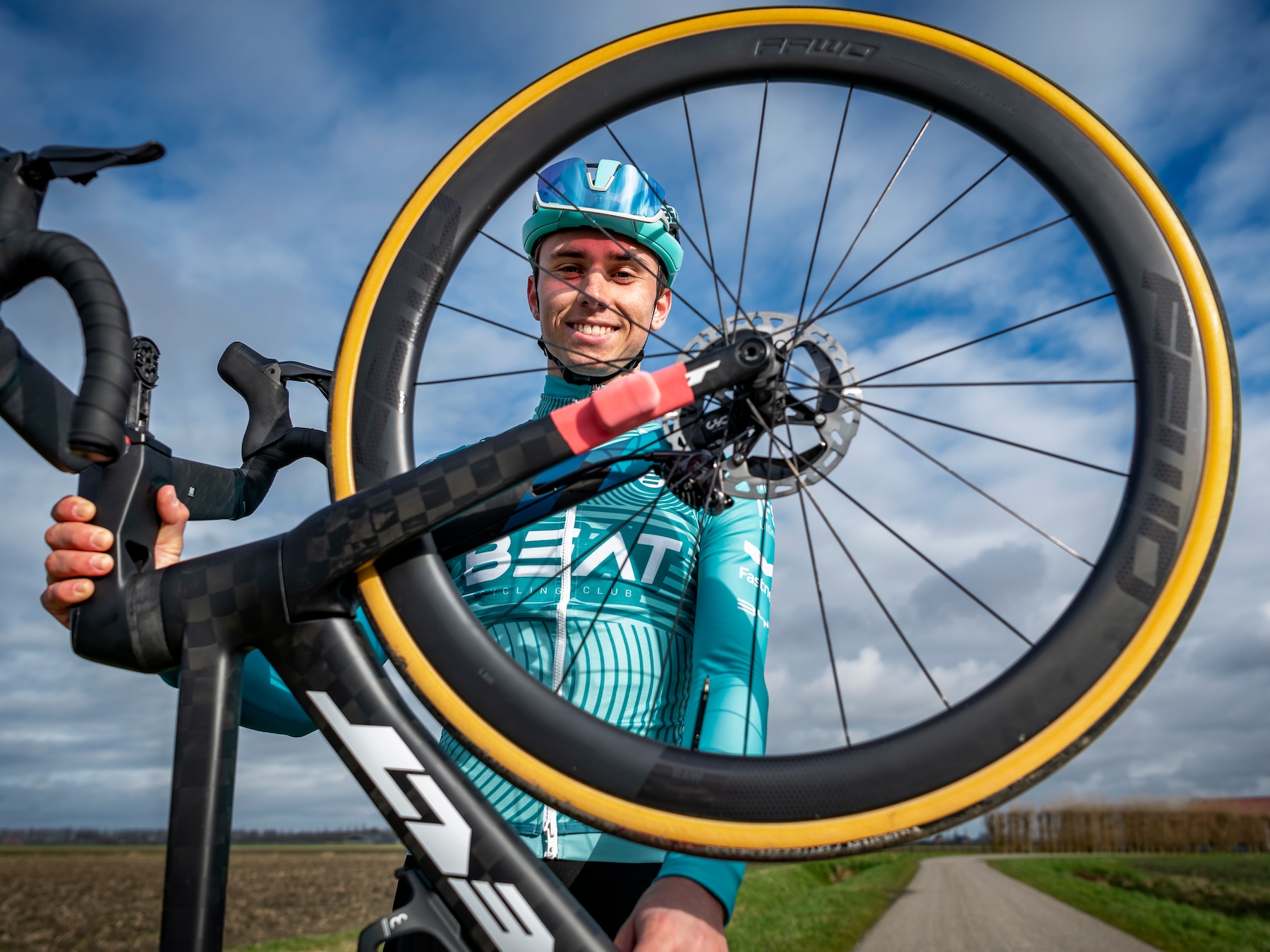 Zeeuws-Vlaamse renner Jochem Kerckhaert verlengt contract bij Beat Cycling: ‘Rust en koersinzicht maken hem onmisbaar’