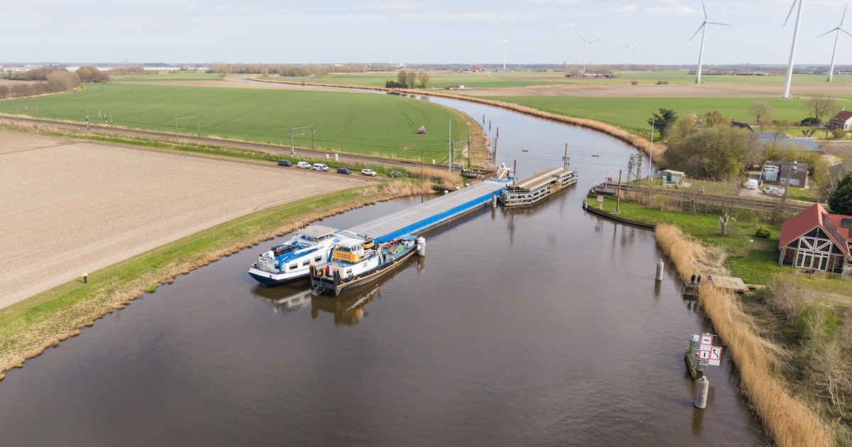 Schip zit klem tussen pijlers van spoorbrug bij Zevenbergen: geen treinen tussen Roosendaal en Dordr