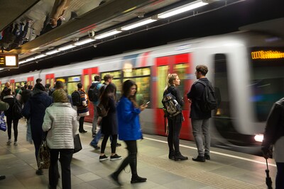 Metroverkeer tussen Rotterdam en Den Haag hervat na storing, treinverkeer naar Schiphol nog stilgelegd