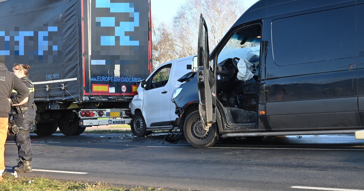 Twee busjes vast in elkaar na botsing met vrachtwagen op N263 bij Zundert