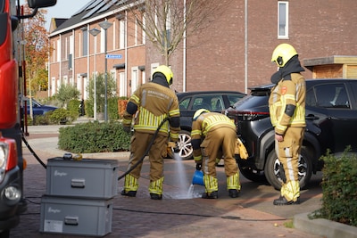 Vrouw mengt schoonmaakmiddelen in Made en ademt dampen in, moet gewond naar ziekenhuis