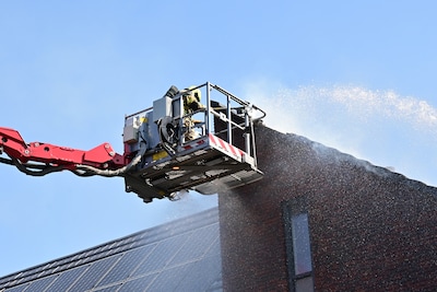 Zonnepanelen in brand bij hoekwoning in Etten-Leur, brand onder controle