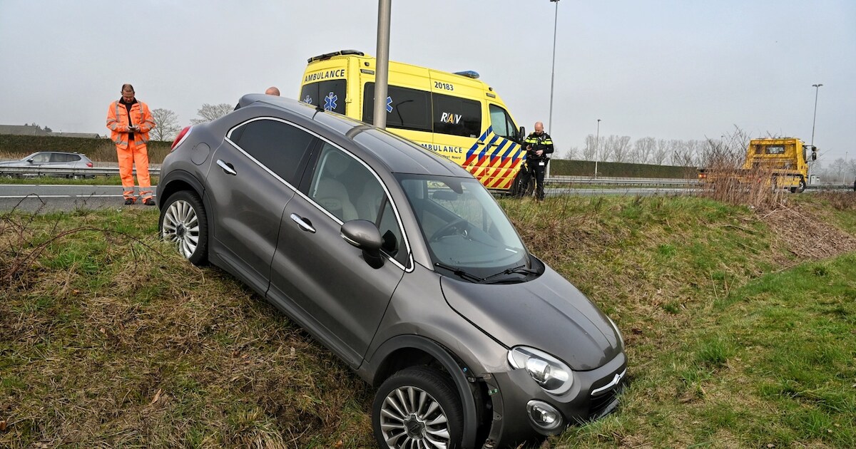 Auto belandt in sloot langs A65 bij Berkel-Enschot, bestuurster naar ziekenhuis | Tilburg