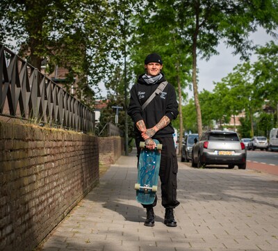 Straatkapper Sjoerd (29) knipt daklozen liefdevol: ‘Ze zien iemand die ze al jaren niet gezien hebben’