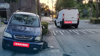 Beschonken bestuurder botst met busje tegen geparkeerde auto in Oosterhout