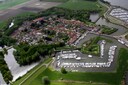 De gemeentelijke jachthaven van Willemstad op de voorgrond, en jachthaven De Batterij  rechts op de achtergrond.