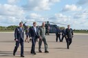 Koning Willem-Alexander bezoekt vliegbasis Gilze-Rijen en Gate2 in Rijen. Commandant Luchtstrijdkrachten Dennis Luyt geeft uitleg over de boordschutter.
