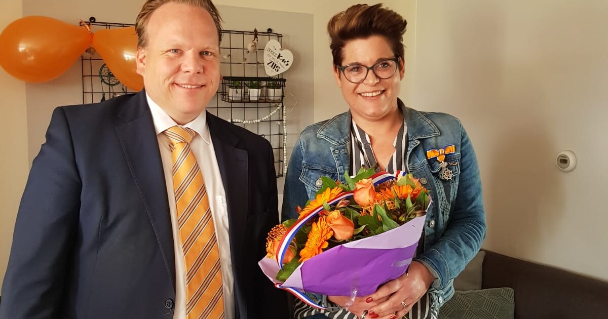 38 en dan al een lintje: Evelien uit Standdaarbuiten kreeg de kroon op het werk | Foto