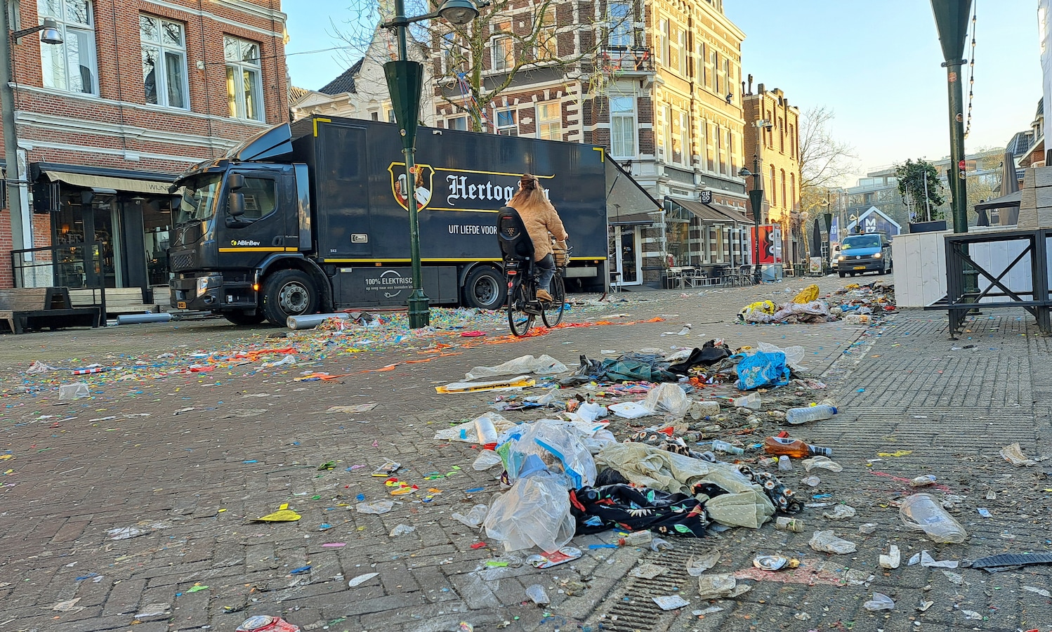Carnaval, the day after, op het Van Coothplein in Breda.