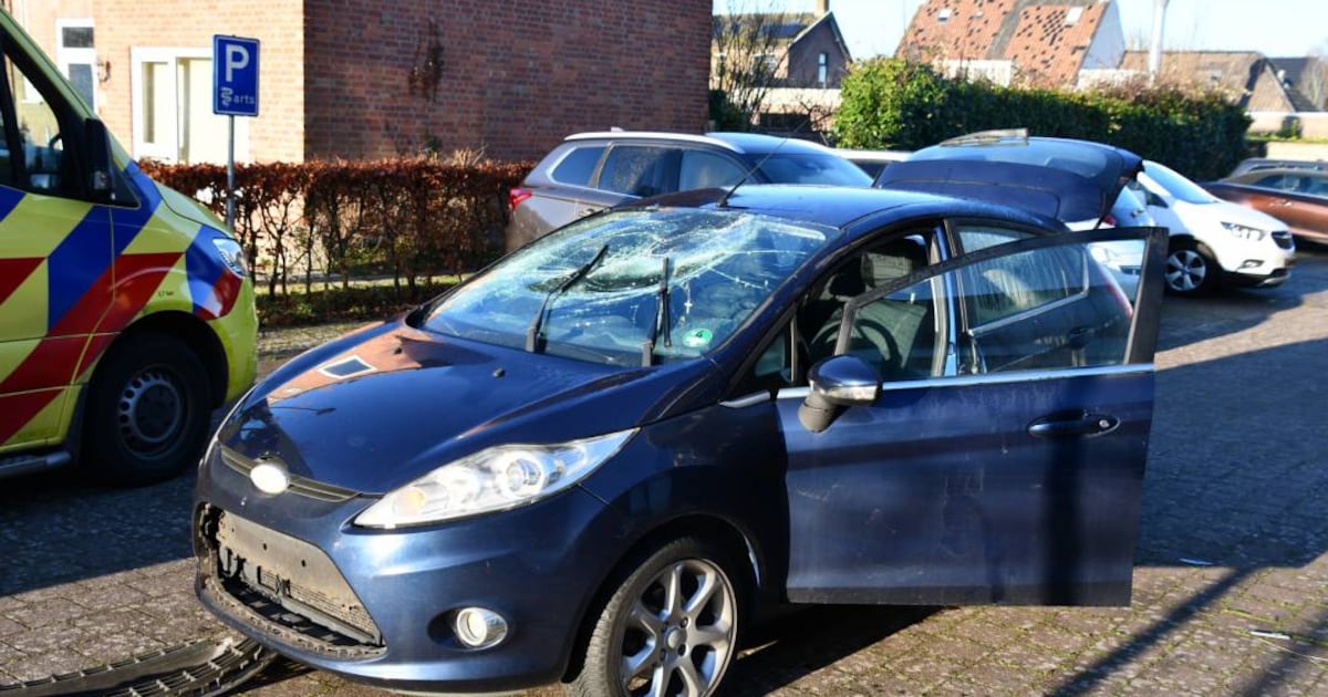 Fietser klapt op voorruit in Kamperland: laagstaande zon mogelijke boosdoener