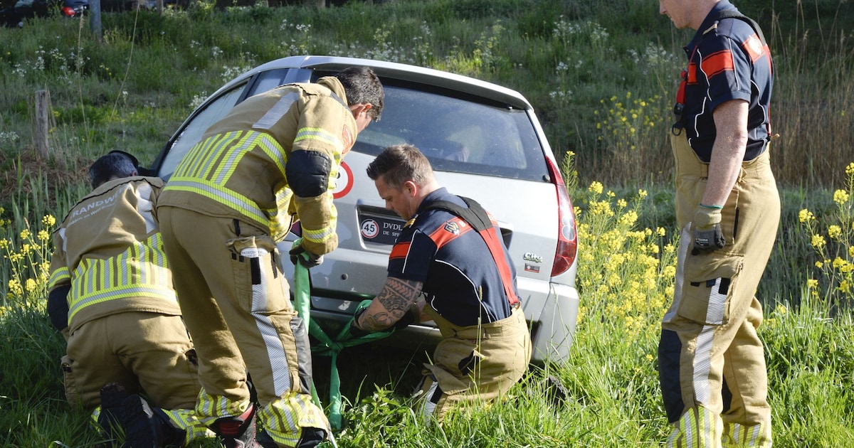 Brommobiel belandt bijna in het water in Breda, vrouw en hond gered door politie