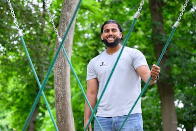 Jhathu (25) is ‘een bruggenbouwer’: ‘Ik voel kinderen met een migratieachtergrond snel aan’