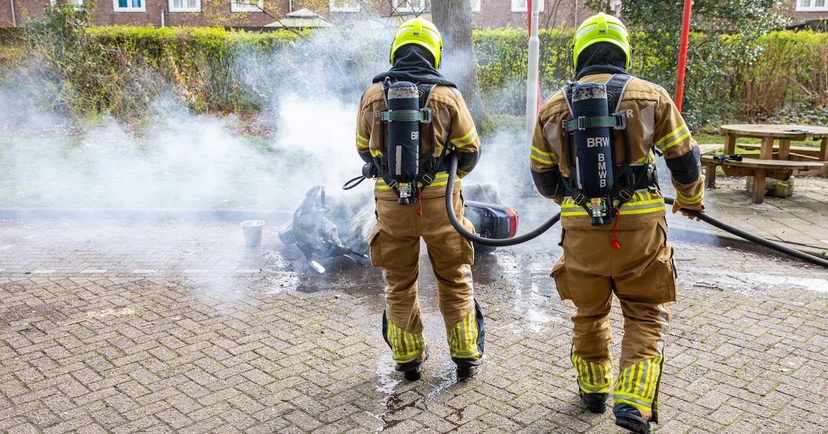 Motor brandt in Roosendaal, omstander probeert tevergeefs te blussen