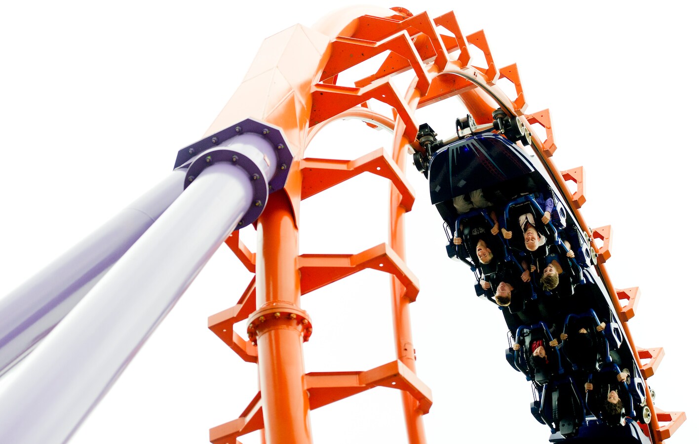 Bezoekers van attractiepark Walibi Holland genieten van de hoge snelheid in de Speed of Sound-attractie.