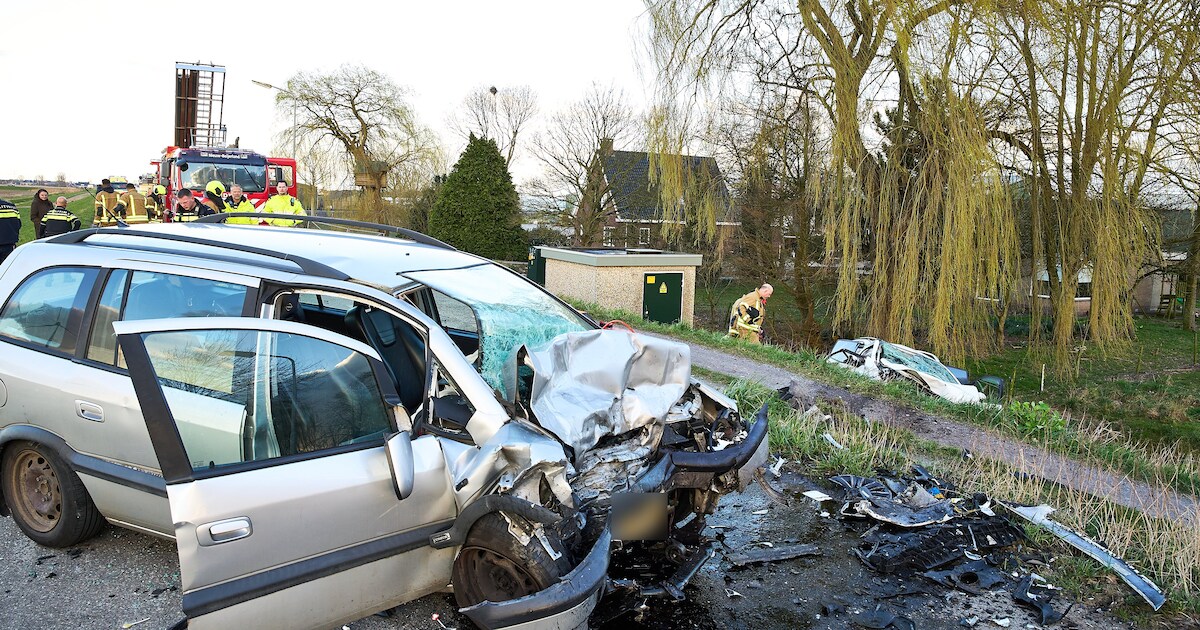 Meerdere gewonden bij frontale botsing op de Oudendijk in Piershil