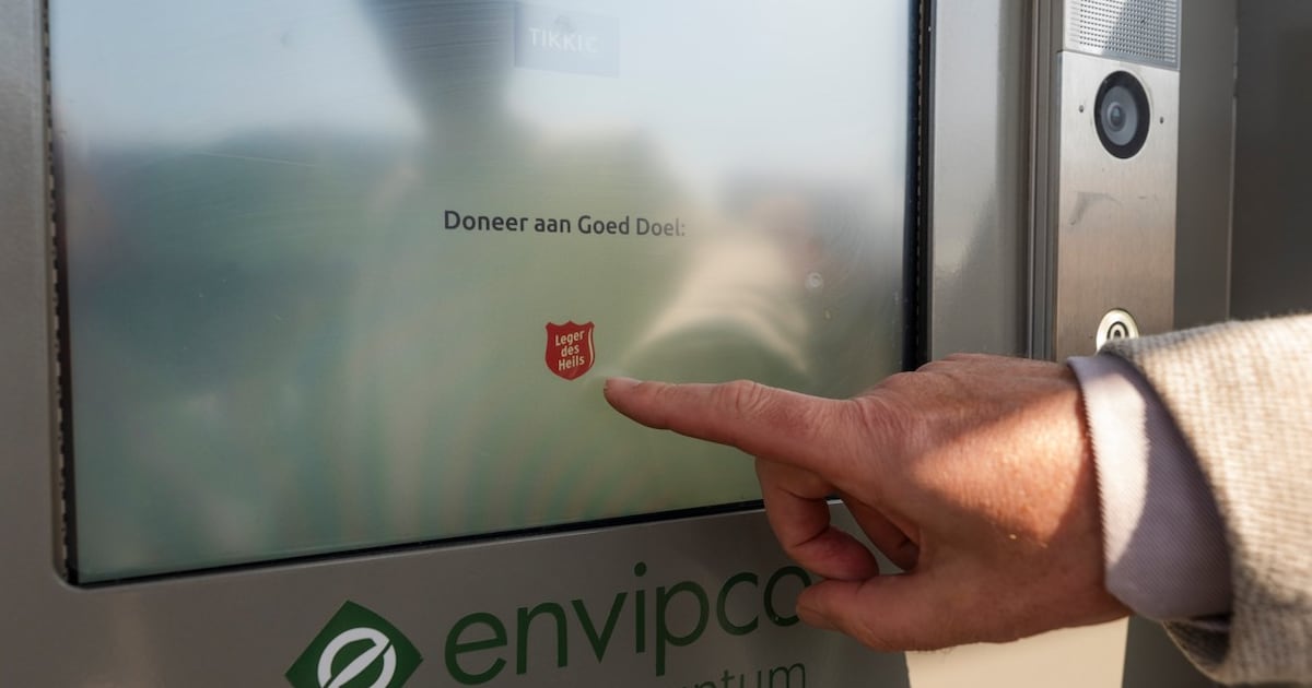 Eerste statiegeld-bulkmachine geopend bij Leger des Heils in Oosterhout